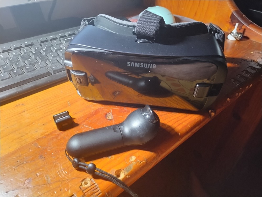 Samsung Gear VR SM-R325 With Controller