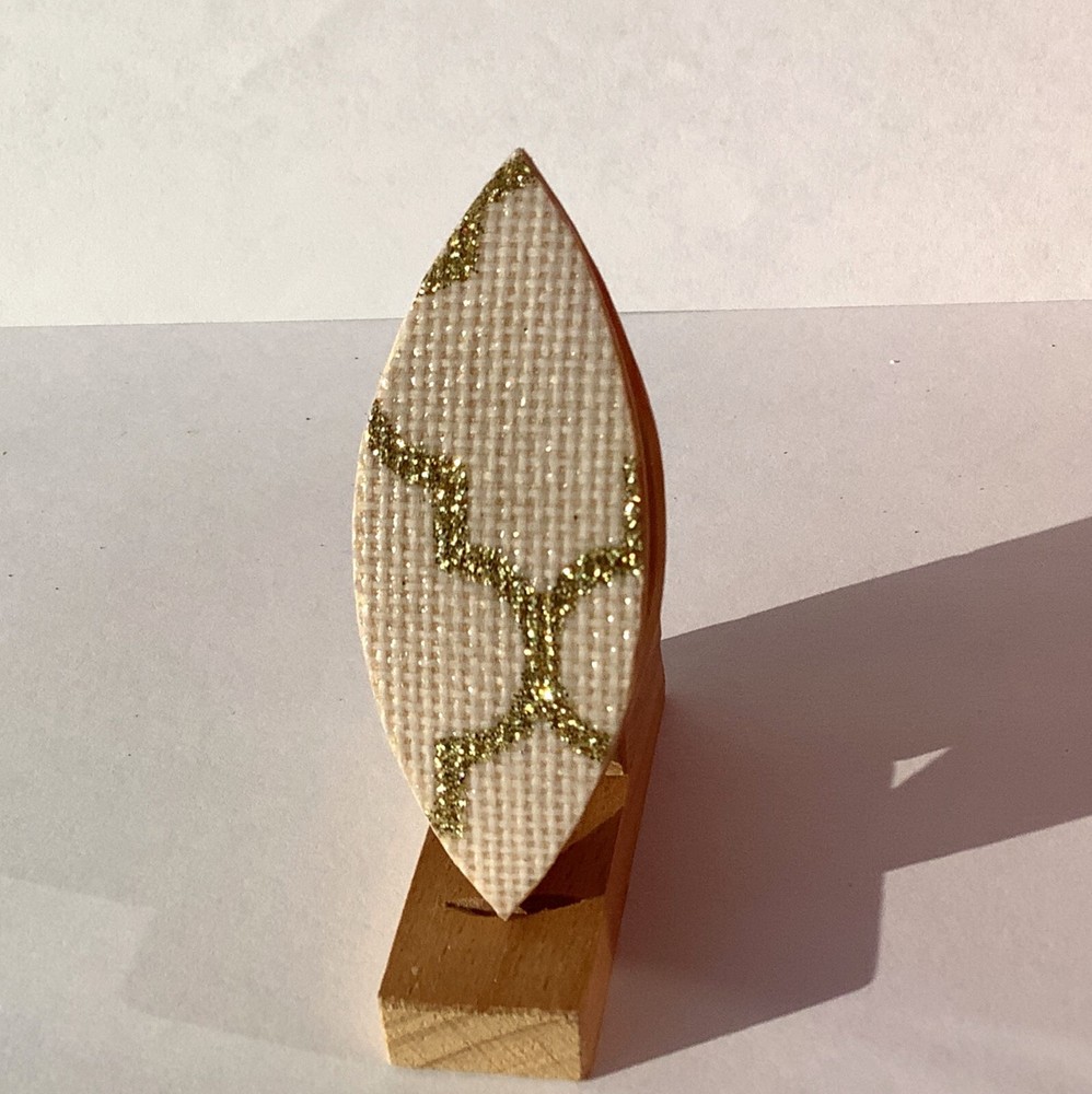 Tatting shuttle glittery gold 2.5" long