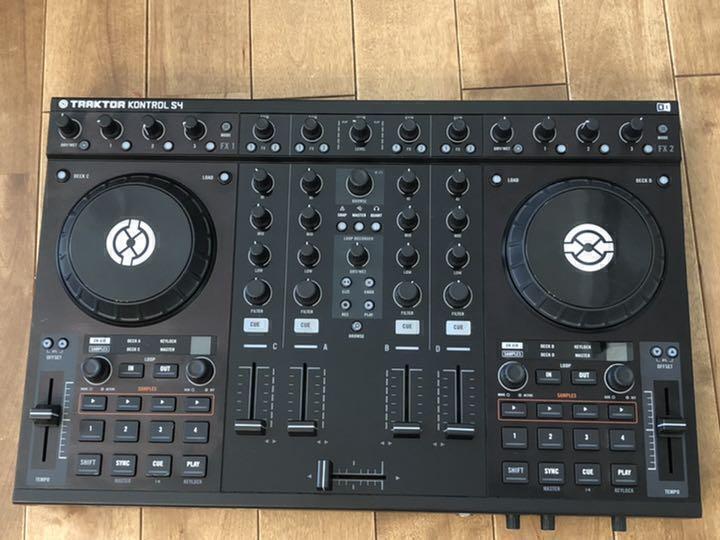 Native Instruments TRAKTOR KONTROL S4 DJ Controller 4+1 Channel Haptic Drive