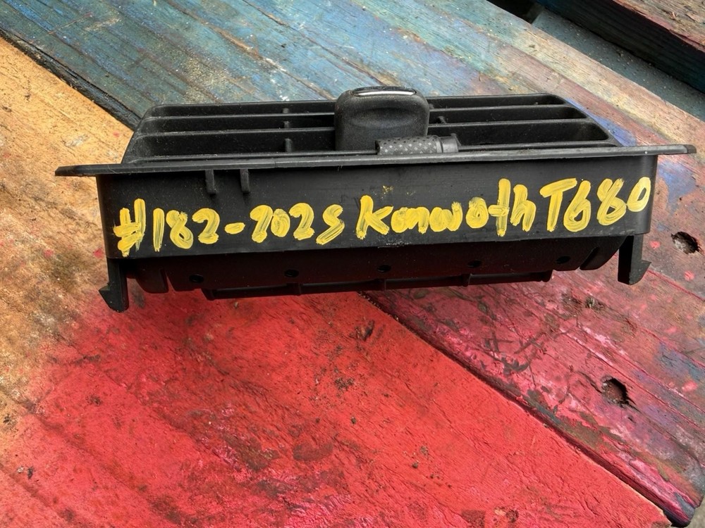 PACCAR HVAC LOUVER VENT U45 1002