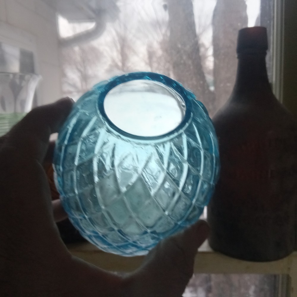 PRETTY CORNFLOWER BLUE DIAMOND QUILTED SNUFF BOTTLE HAND BLOWN PLAIN OVAL PANEL