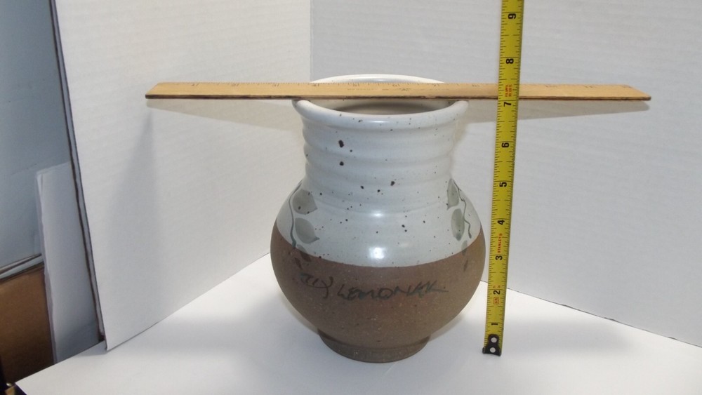 7" Beautiful Signed Studio Art Pottery Vase