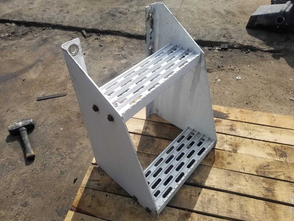 1998 INTERNATIONAL 9400 ALUMINUM STEP FRAME