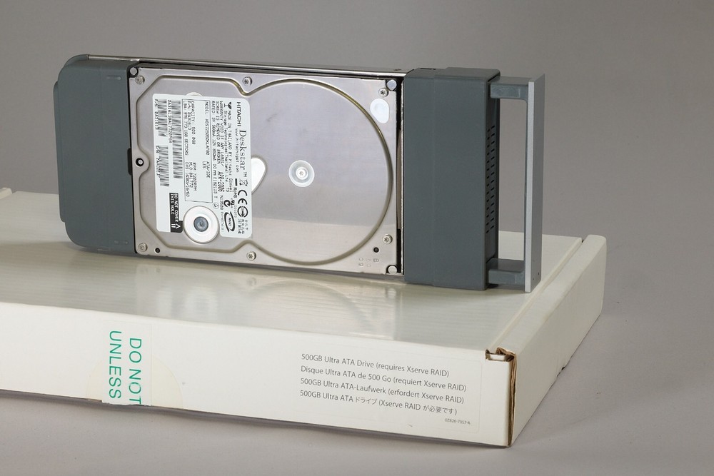 Apple X-Raid Kit includes,Power supply,Drive Module,Cooling Unit,RaidContlr