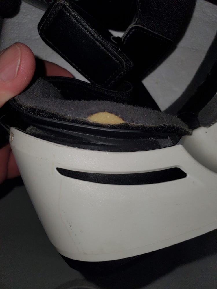 Lot of 2 Samsung Gear VR Black with Controller, White No Controller Untested