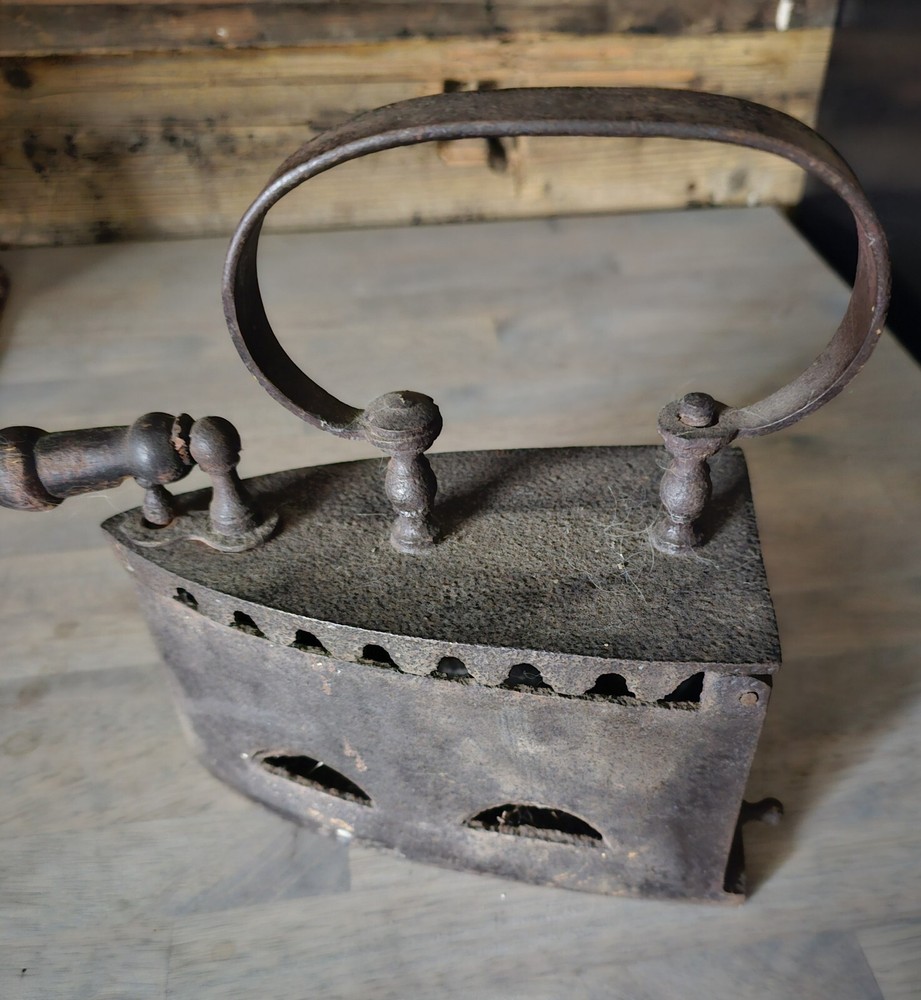European Charcoal Iron Early 1900s  7 1/2"