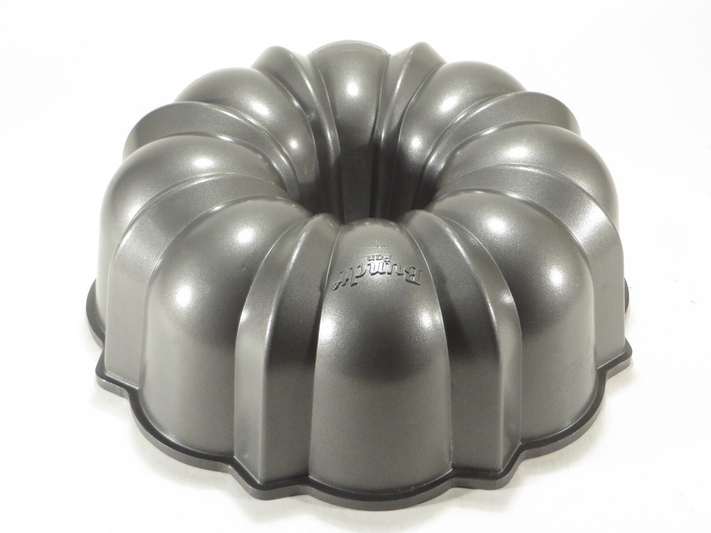 Nordic Ware Cake Pan Mold Cast Aluminum Bakeware 10"