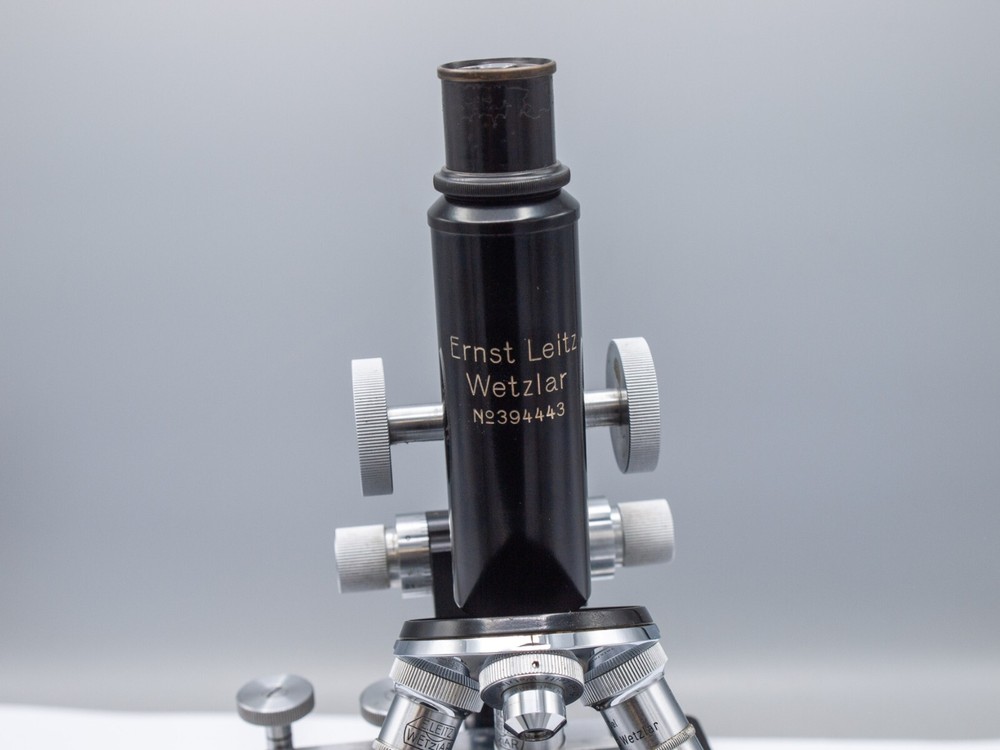 1945 - Ernst Leitz Wetzlar Compound Microscope w/ Case, 4 Objectives, Accs