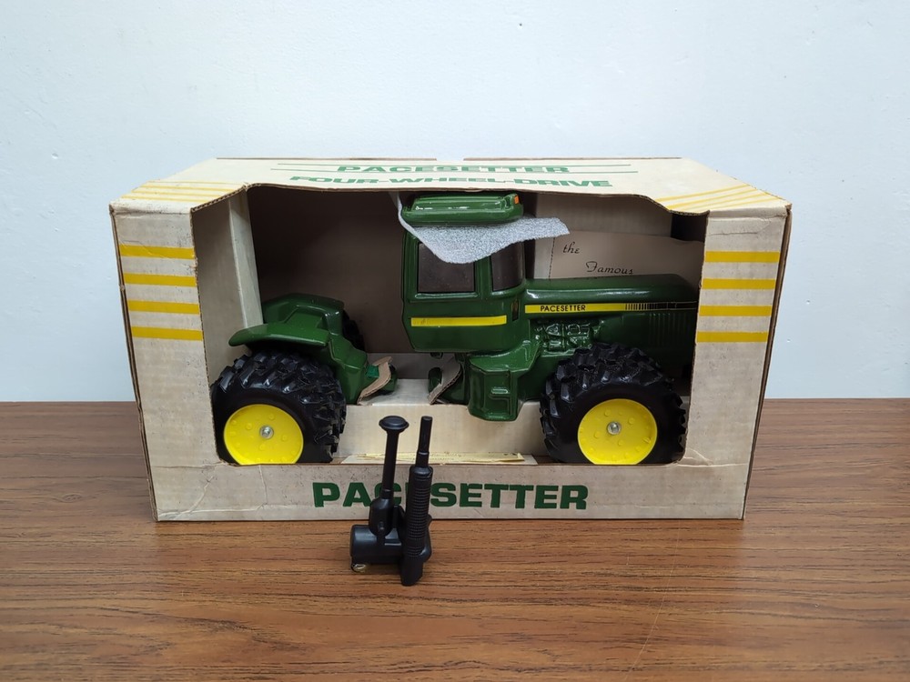 1/16 Pacesetter John Deere Tractor Green Machine 4WD