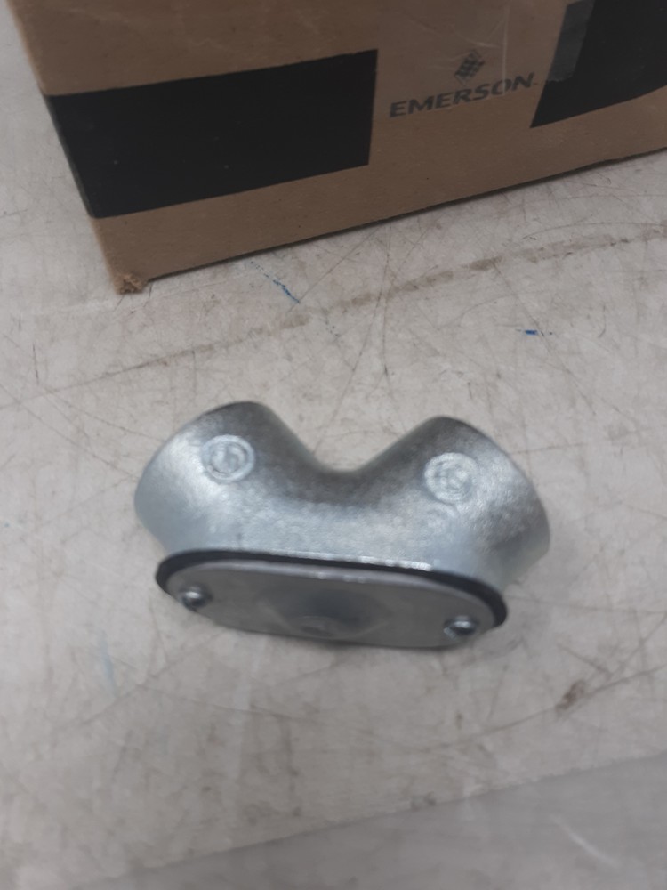 Emerson FFL75 ¾" Mall Iron Threaded Pulling Elbows – Set of 10