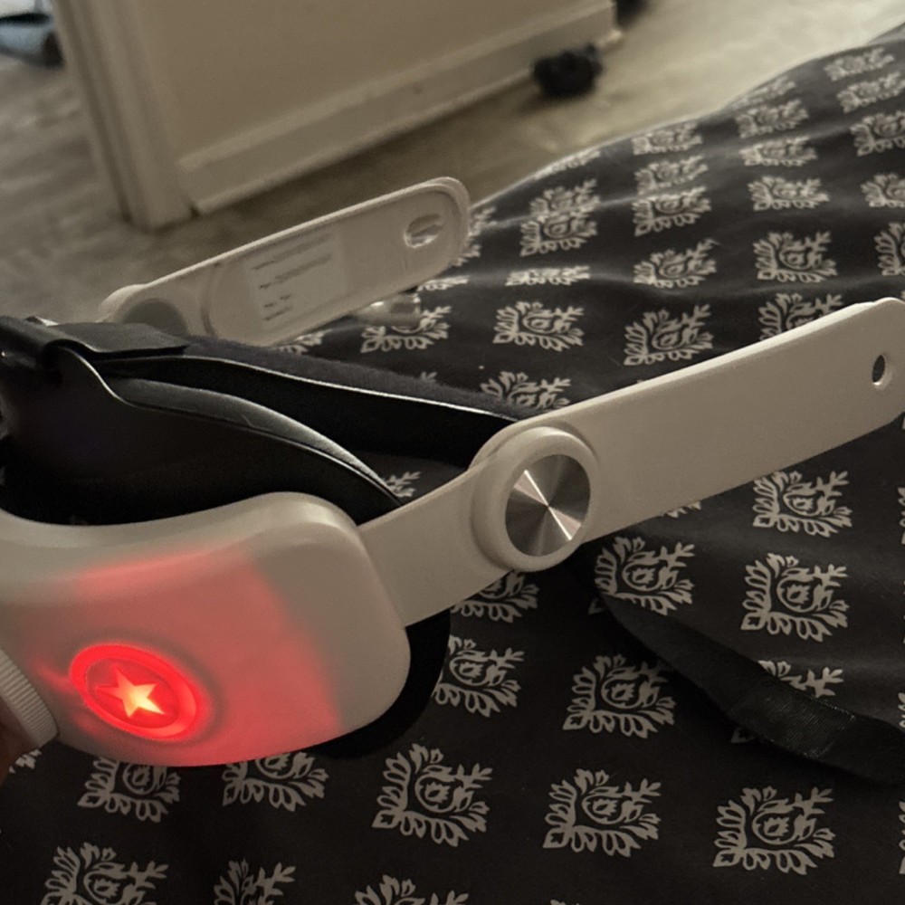 Meta Quest 2 Standalone VR Headset White Plastic Construction Model Quest 2