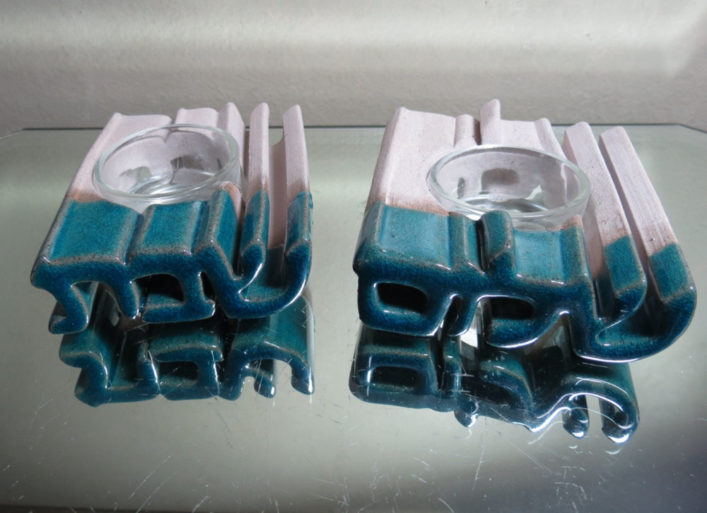 Hebrew script ceramic tea light holder 'Shalom' 'Tov'