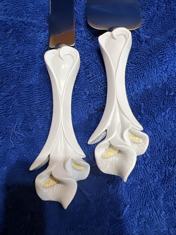 2pc. Wedding Cake Serving Set 13” & 10.5” Lilly Handle Detail