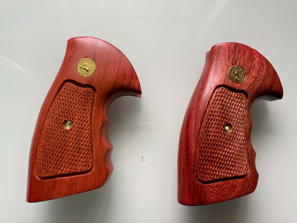 HandGrip For Colt Python grips (I, E fr ame), Checkered Hard wood gold medallion