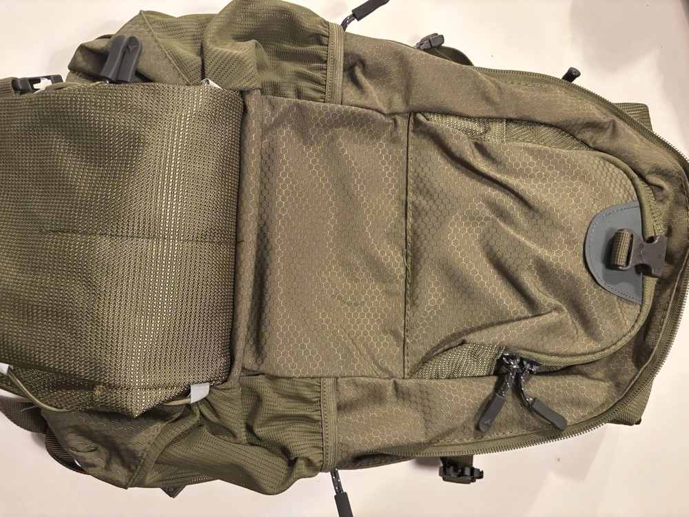 TETON Sports Oasis 18 Hydration Pack Back Pack Olive