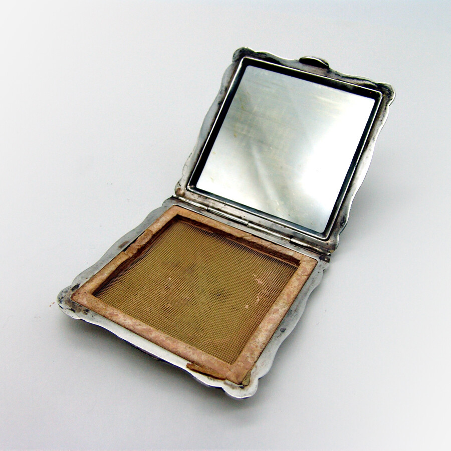 Engine Turned Square Compact 800 Silver