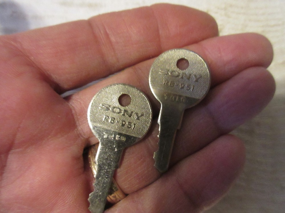 VINTAGE SONY KEYS LOCK