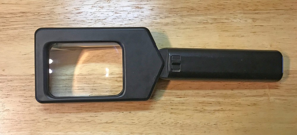 FLUORESCENT LIGHTED HAND HELD MAGNIFIER BATTERY POWERED VINTAGE