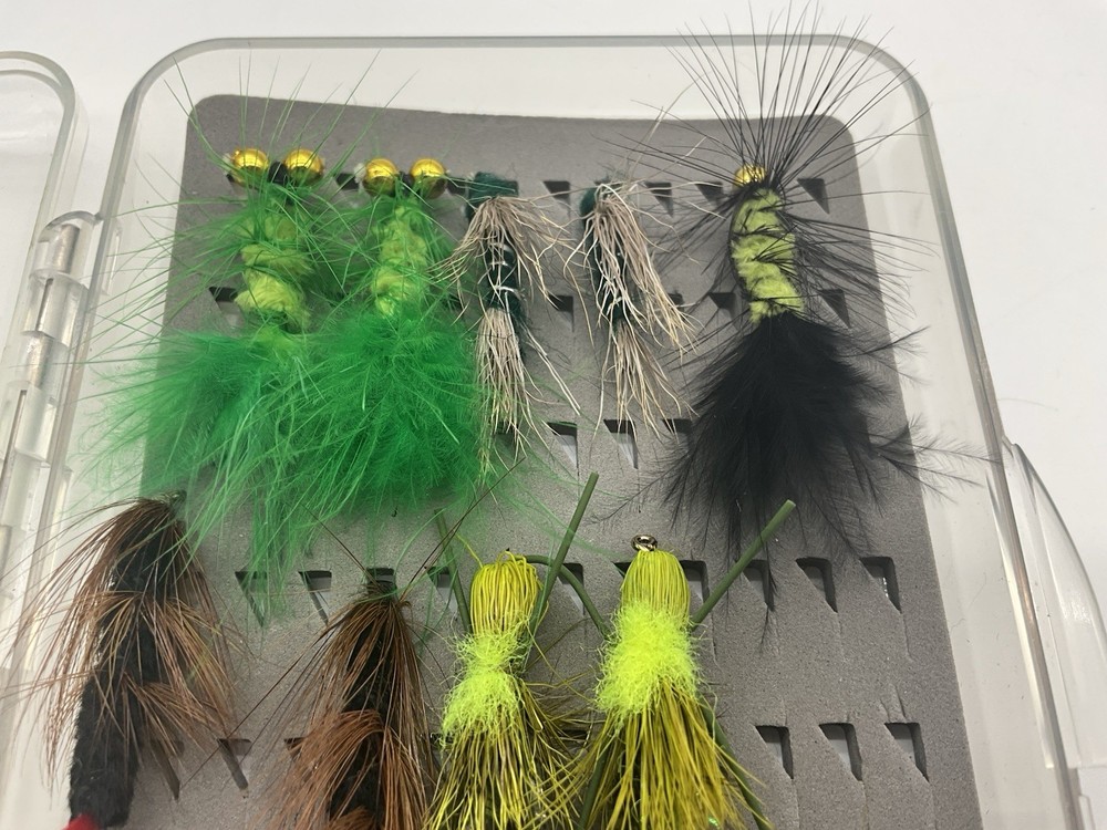 Anglers Image Plastic Fly Box 77 Fly Capacity, Includes 13 Flies Vintage