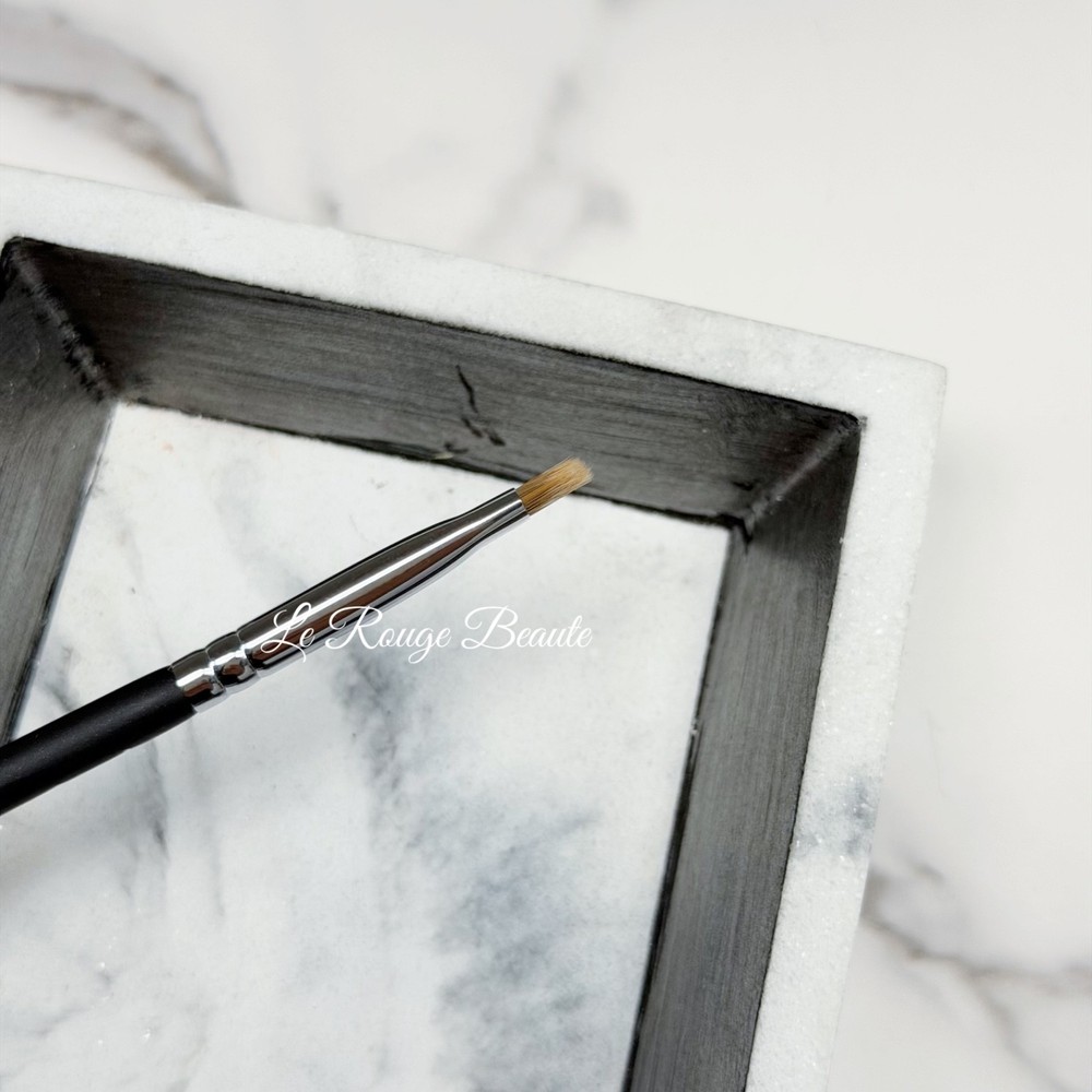 MAC 208 Small Angled Eyebrow Definer Brush