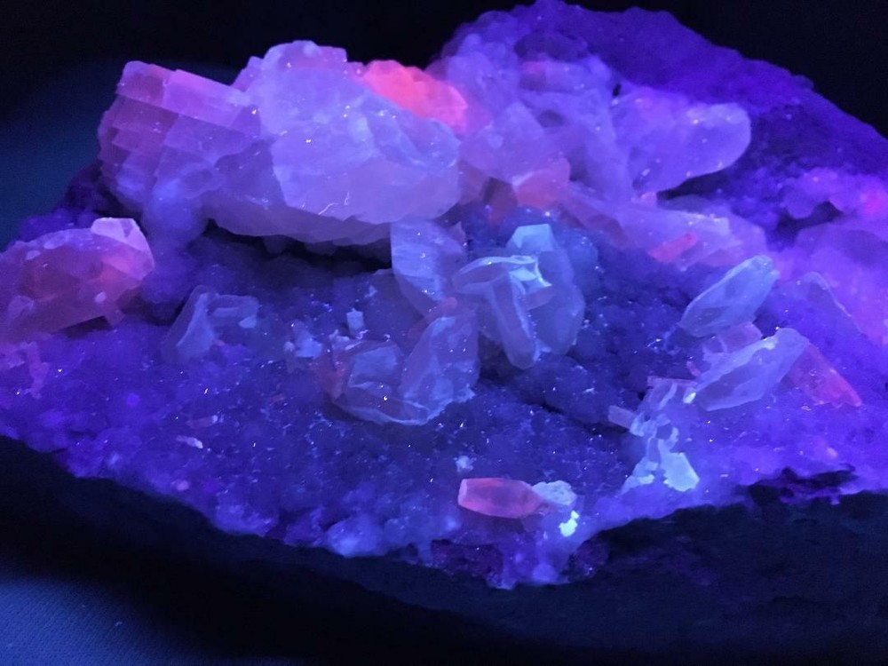 KB: LARGE & NICE FL & PHOS. SW RED & WHITE CALCITE XLS. FROM SAXONY, GERMANY