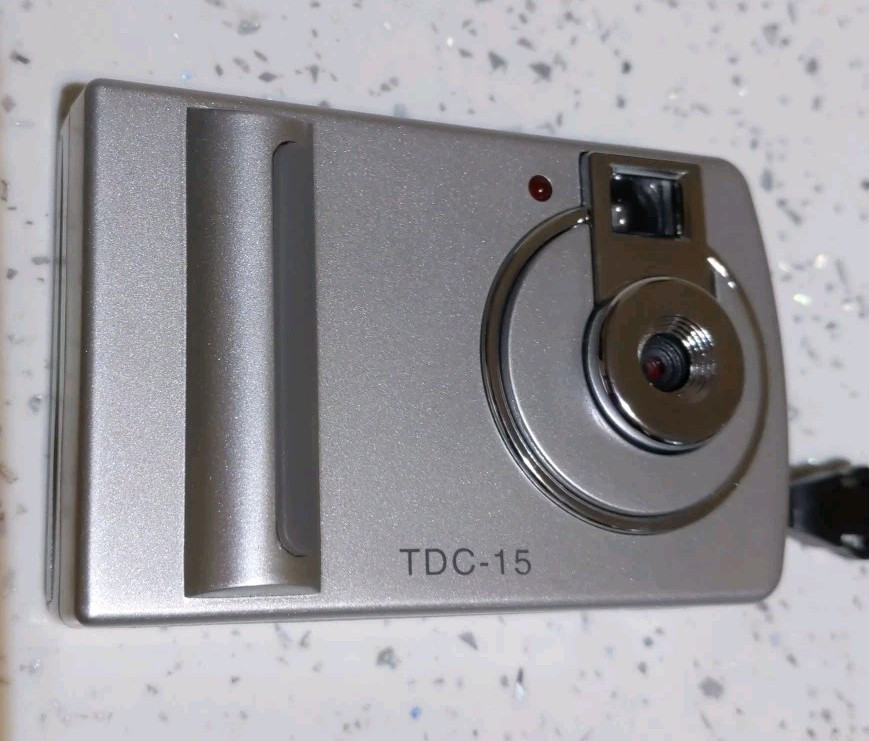 100K Digital Camera TDC-15 inc Disc, Instructions,CD, Cable,Tripod StrapUntested