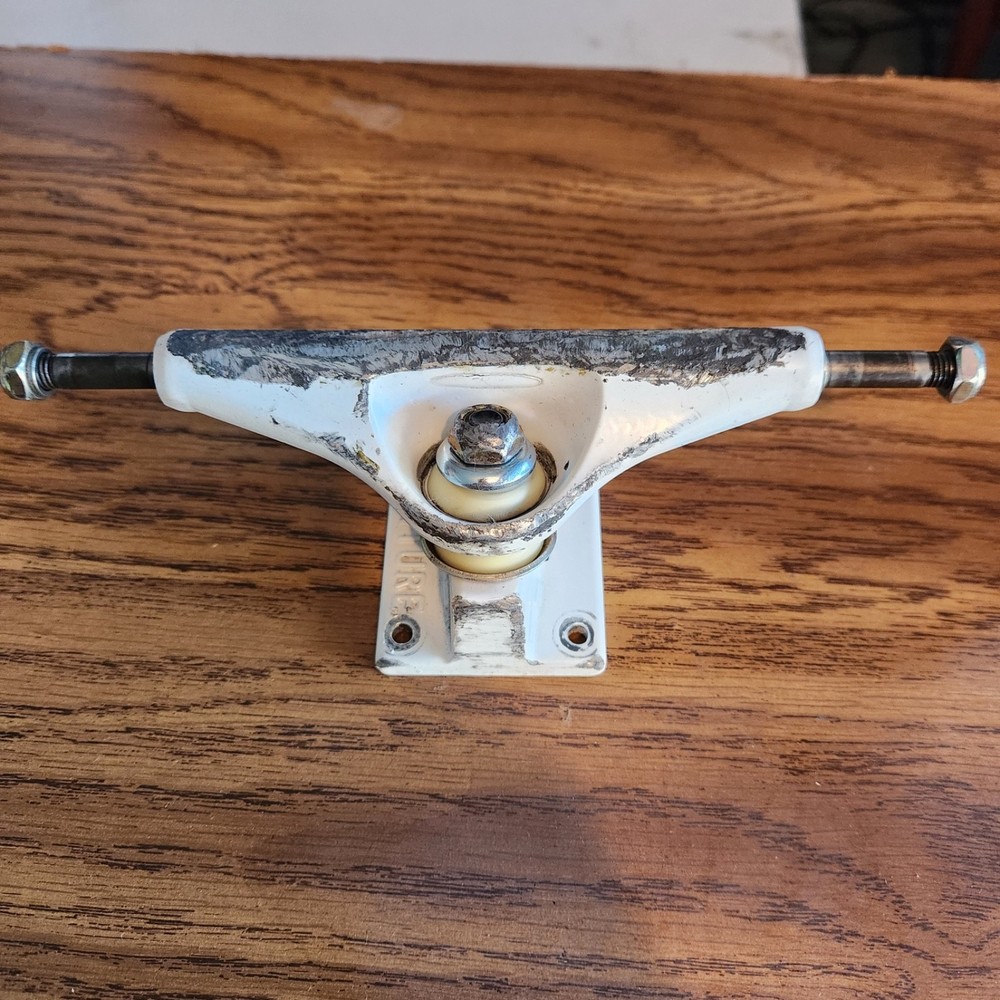 Venture Trucks 5.2 8" axle white