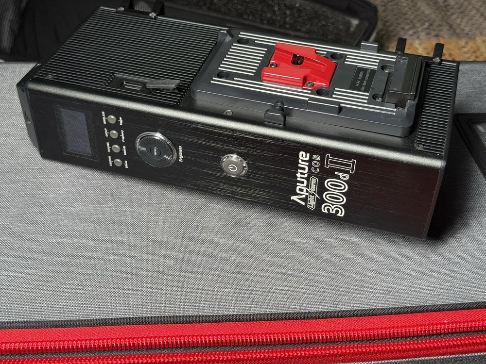 Aputure LS C300d II LED Light Kit With Case