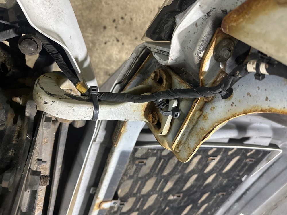 Volvo VNL Hood Hinge - Used