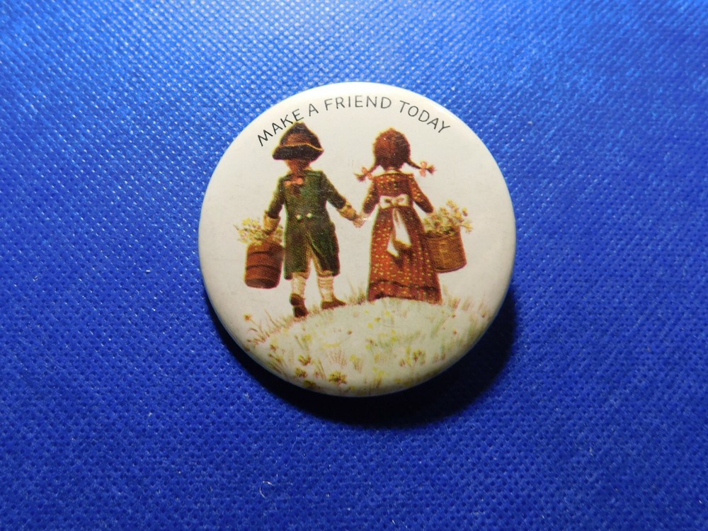 MAKE A FRIEND TODAY PINBACK!   c79XDXX