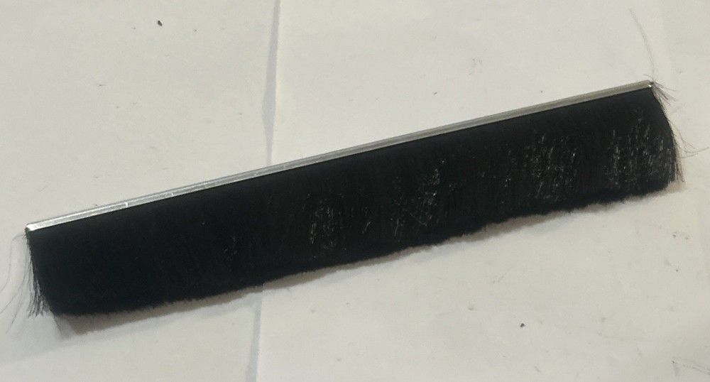 561128 Brush, Holddown