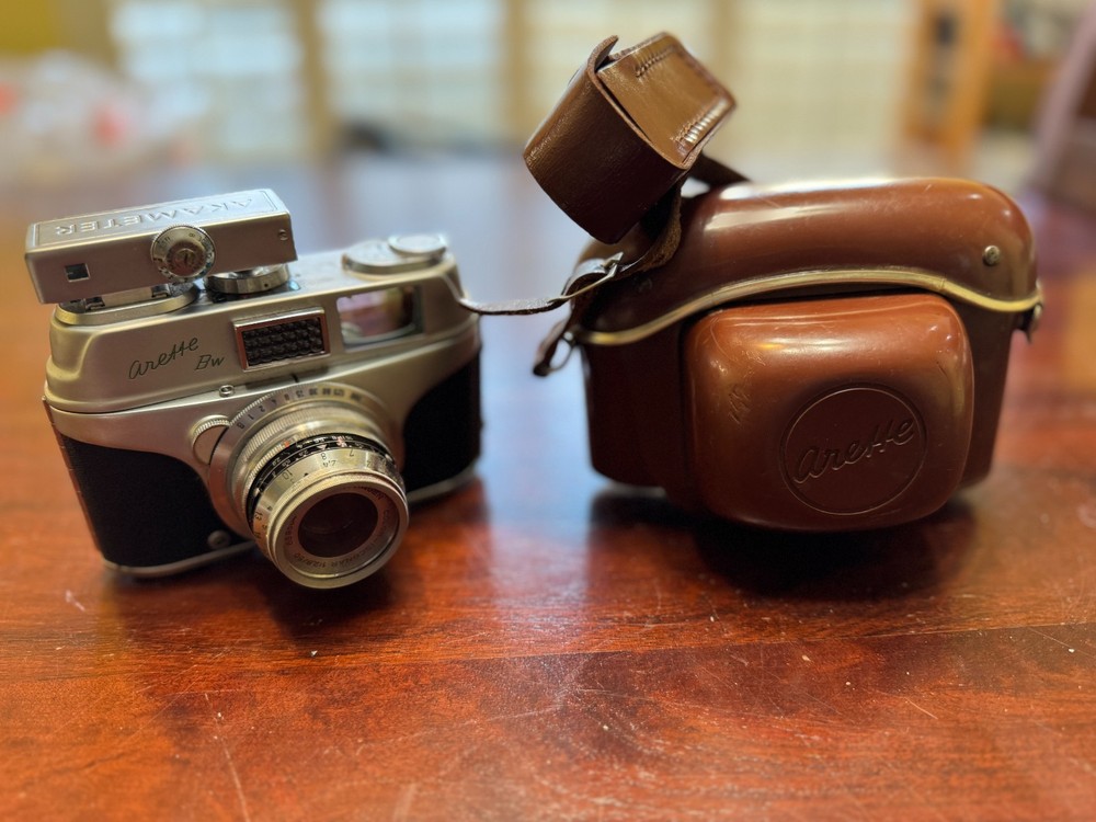 ARETTE 35MM CAMERA / LENS WITH LEATHER CASE AND AKAMETER