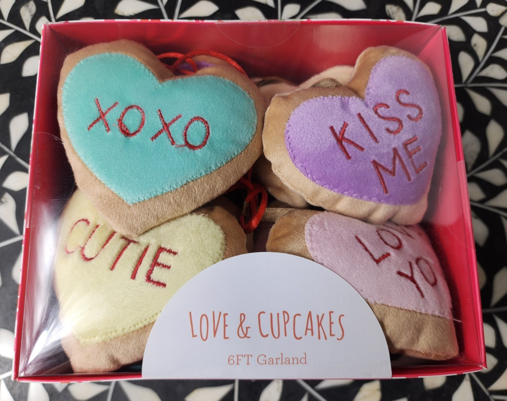 LOVE & CUPCAKES 6 FT GARLAND