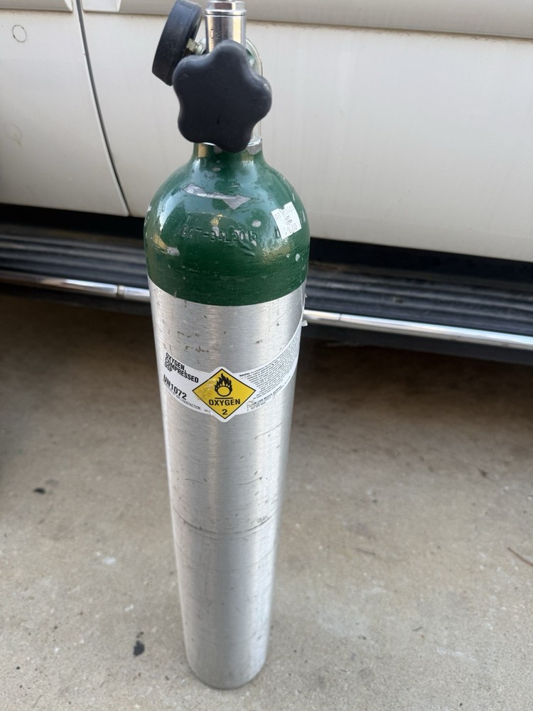 Praxair Empty Oxygen Tank With Regulator Car Size E