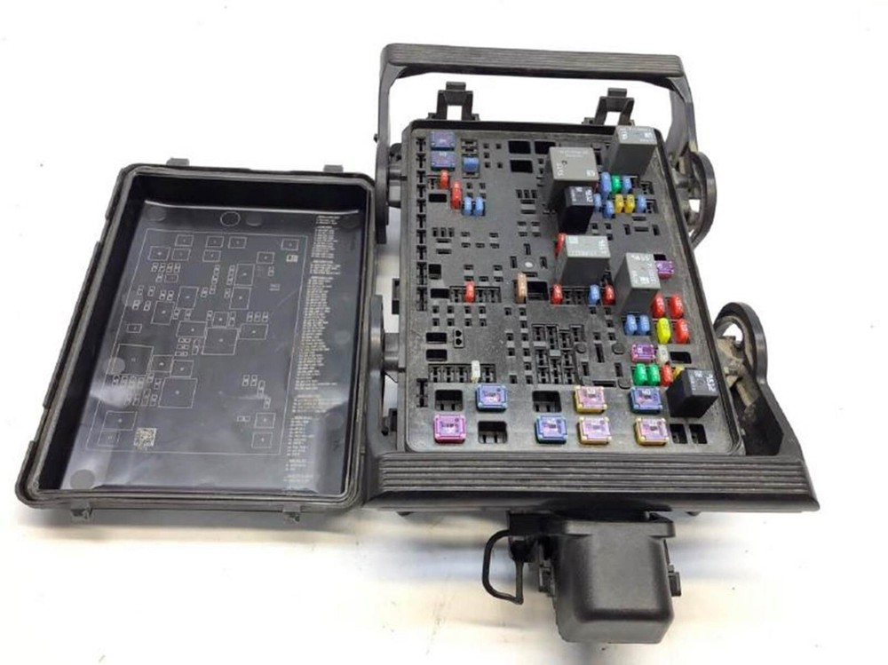 2014-2017 Chevy Silverado 1500 2500 Pickup Engine Fuse Box Relay Module