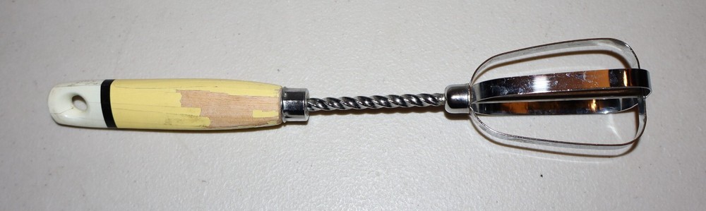 Vintage-Yellow Handheld Push Down Kitchen Mixer Wooden Handle