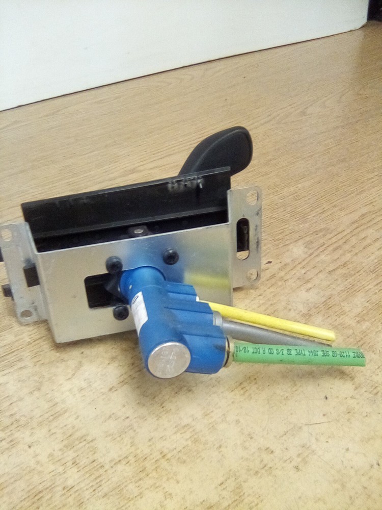 Bendix 7267413 Trailer Brake Control Valve "Handle Has Rust"