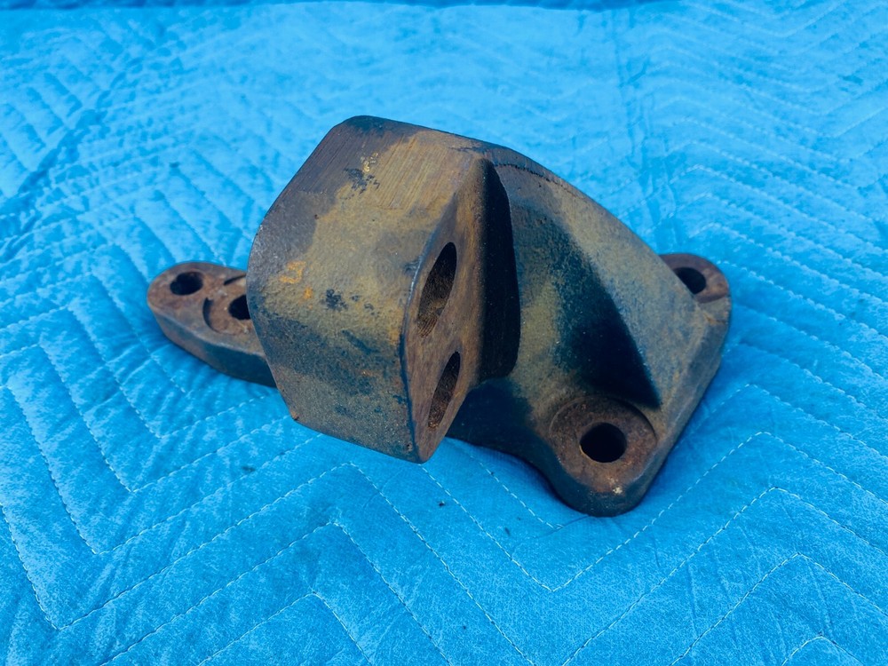 Detroit DD15 Engine Rear Mount 01-31372-001 OEM