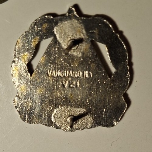 2 Authentic US Army 2nd Armor Hell On Wheels Chest Pins