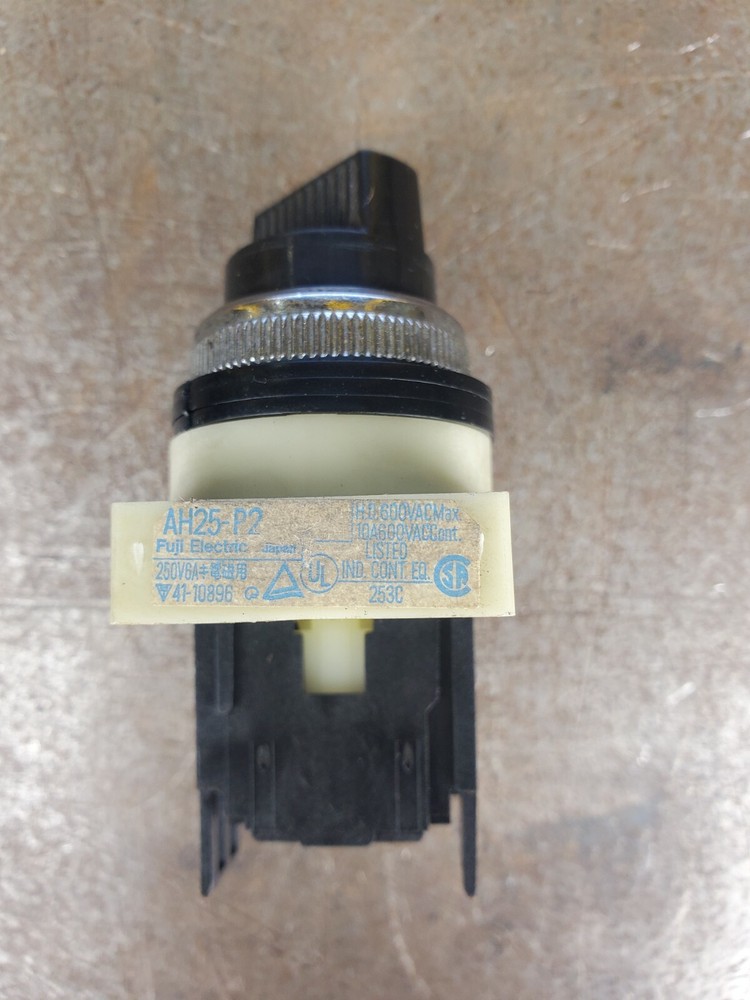 Fuji Electric AH25-P2 Selector Switch *USED* -Missing a Screw-