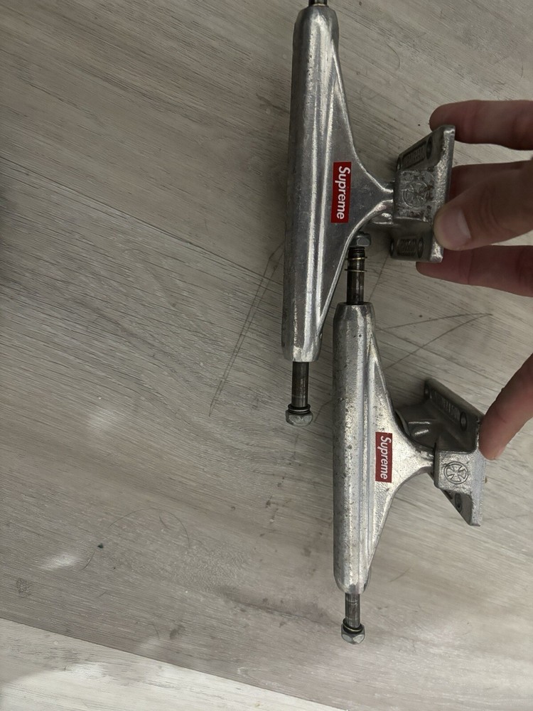 Supreme Skateboard Trucks