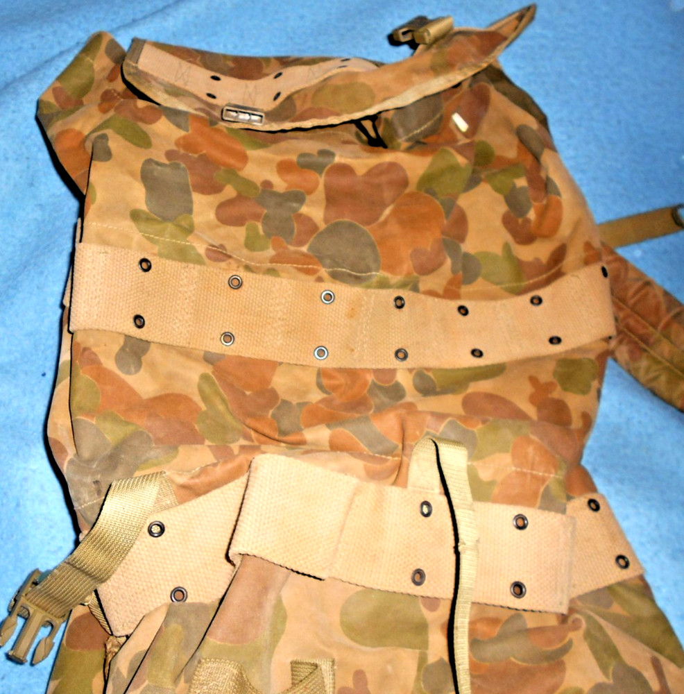 AUSTRALIAN ARMY COMBAT CAMMO LARGE BACK PACK W/ SLEEPING BAG POUCH MAP PACK