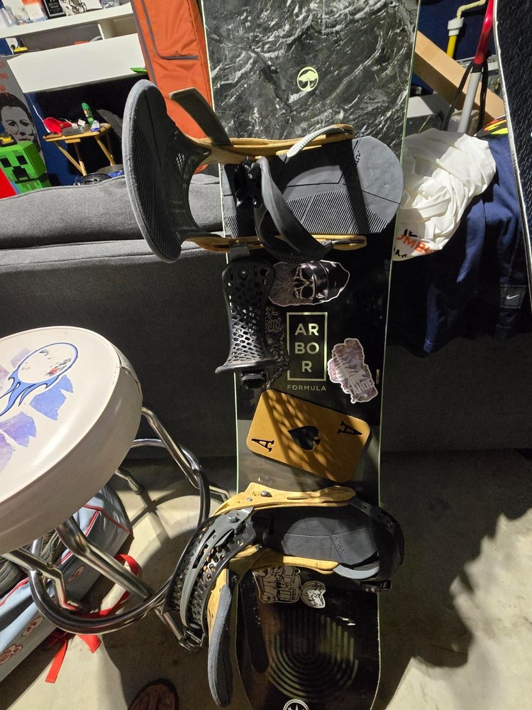 arbor formula snowboard 162W. Good condition. Great starter board