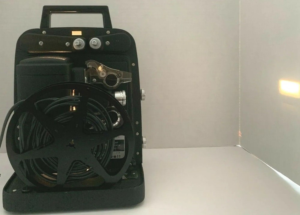 Vtg Bell and Howell Automatic Threading Projector 8mm Model 256 & Case - Working