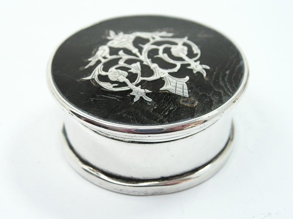 ANTIQUE TORTOISESHELL & PIQUE WORK SOLID STERLING SILVER SNUFF, PILL BOX 1918