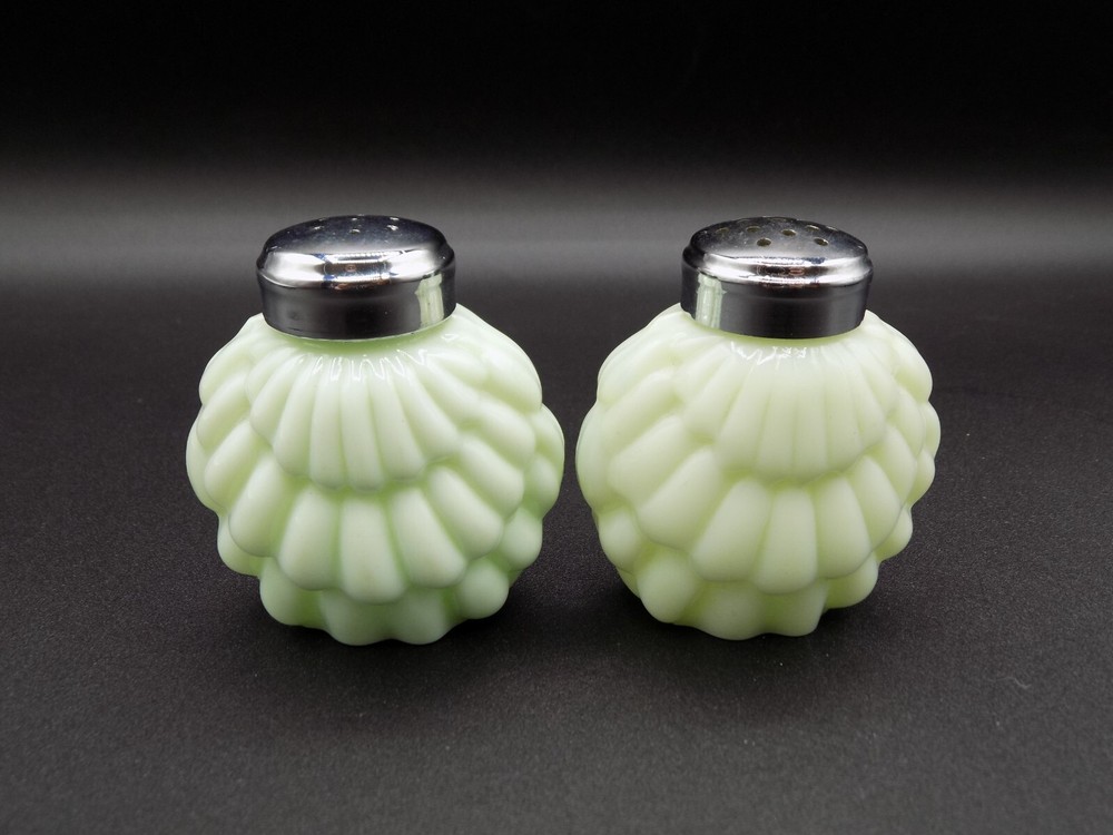 EAPG CONSOLIDATED Green Overlapping SHELL Pattern Salt & Pepper Shakers