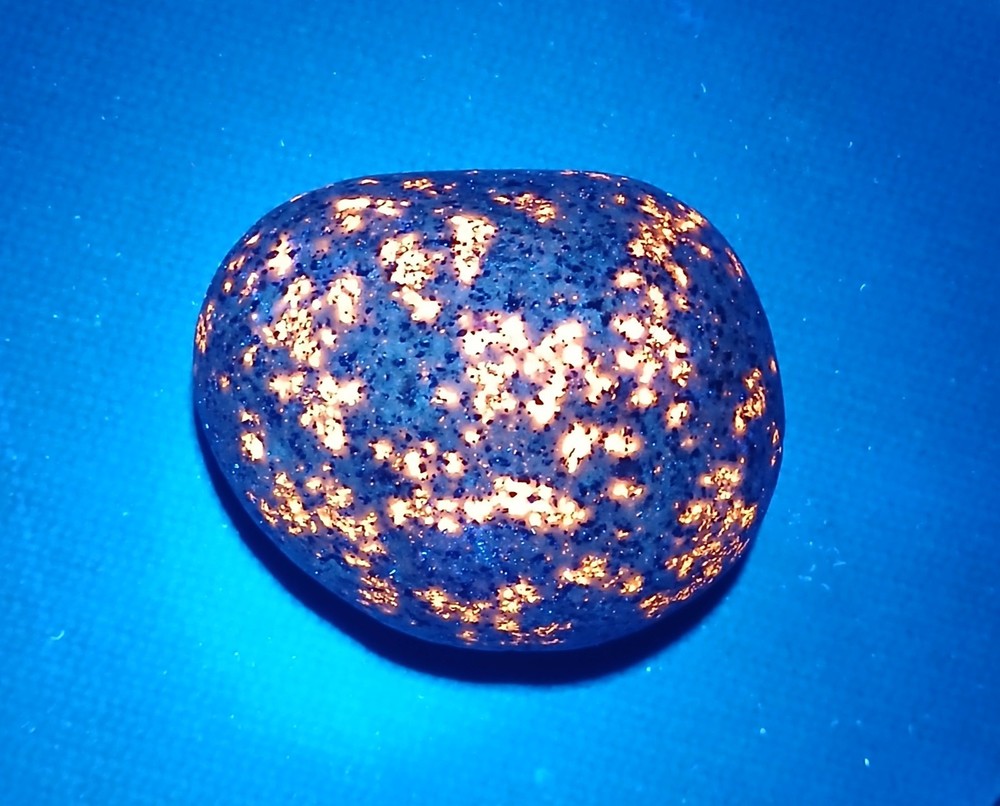 Fluorescent Sodalite ( Yooperlite )   3.1 oz.  A Bright Yooperlite