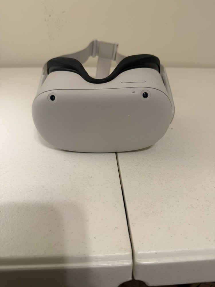 Oculus Quest 2 w 1 Controller Great Condition Works Great!!! Tear Under Leather