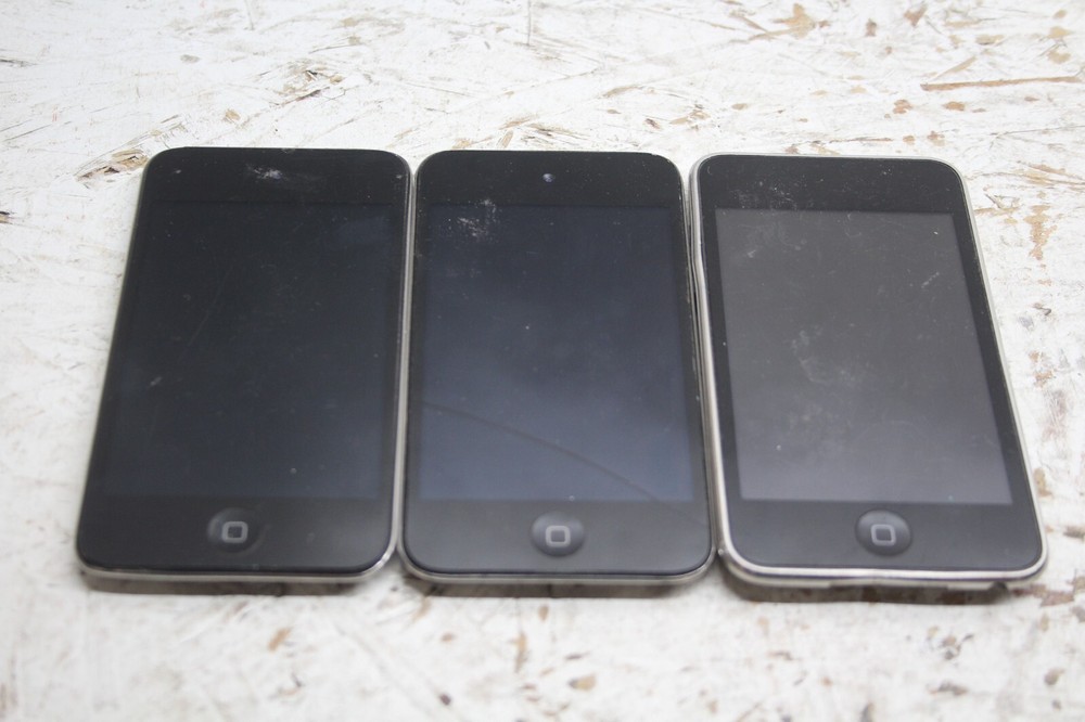 LOT OF 3 UNTESTED APPLE IPOT TOUCH MIXED MODELS SEE PICS