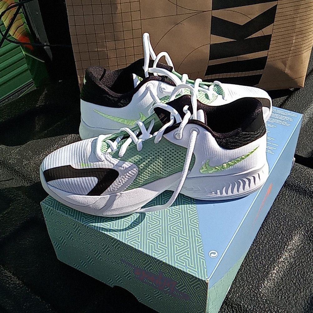 Nike freak 4 (gs) white black barely volt